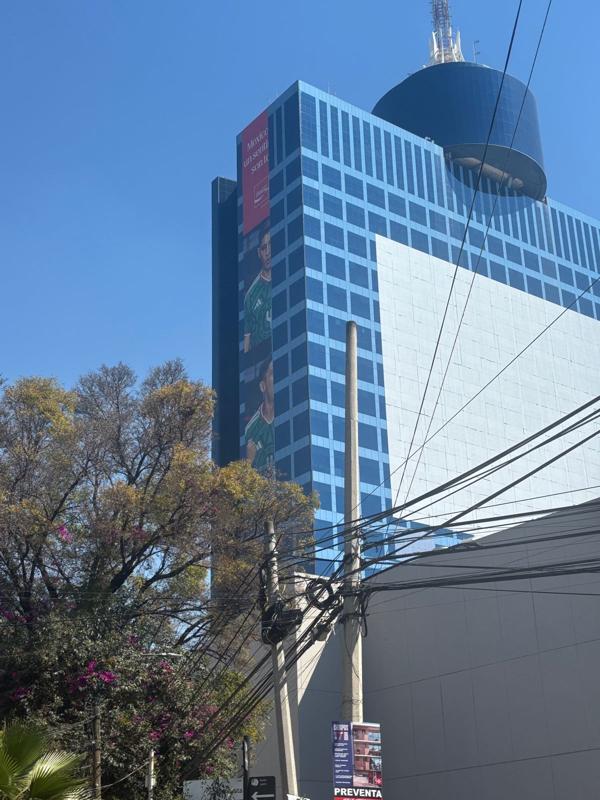 Inundan la Ciudad de México con más de 100 anuncios envolventes en edificios que están prohibidos por la ley de publicidad exterior